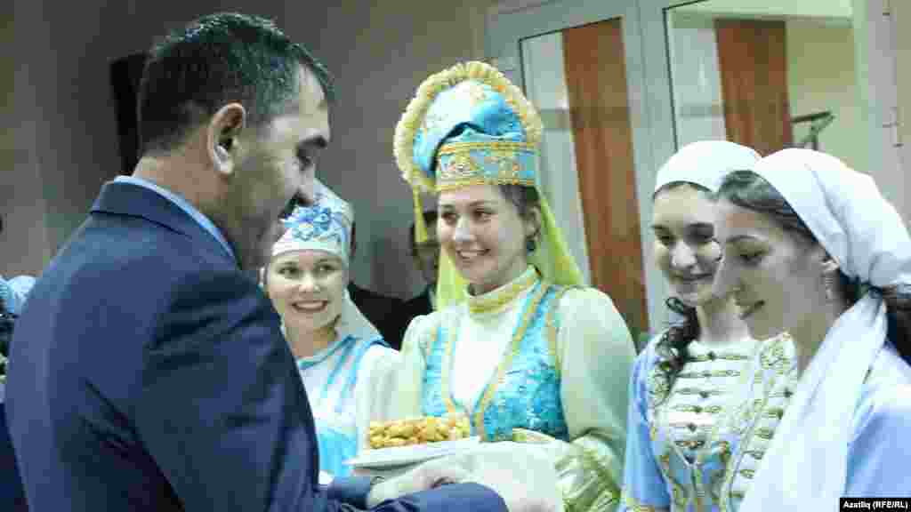 Халыклар дуслыгы йортында кунакны чәк-чәк белән каршы алдылар