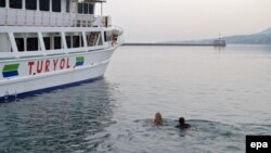 Aktivisti se u znak protesta okačili o sidro trajekta u pokušaju da spreče njegovo isplovljavanje, Lezbos, 8. april