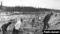 Prisoners at work in the gulag during the 1930s 