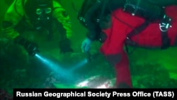 Divers collect soil samples in Avacha Bay on October 12. 