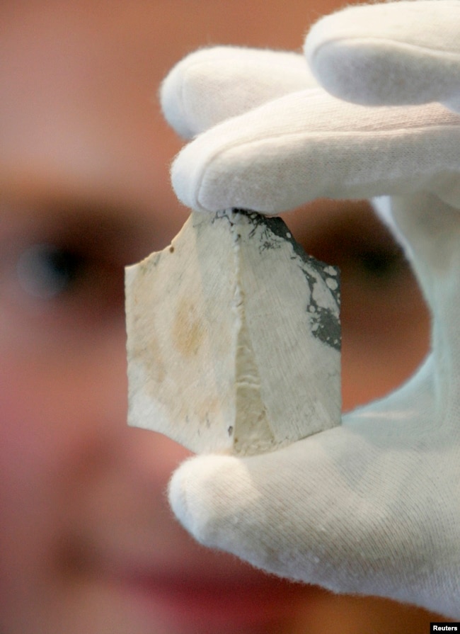 Kustos minerala Mike Romsey drži novorazvrstani mineral, nazvan Jadarit, u Prirodnjačkom muzeju u centralnom Londonu, 25. aprila 2007. Mineral koji su pronašli geolozi u Srbiji deli gotovo isti hemijski sastav kao i izmišljeni kriptonit iz svemira, koji se koristi od strane superherojskog neprijatelja Lexa Luthora u filmu "Superman se vraća".
