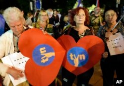 Супротивники законопроєкту «lex TVN» на акції протесту в столиці Польщі