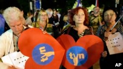 Protest în fața Parlamentului polonez care miercuri, 11 august, a adoptat o controversată legea a presei, Varșovia, Polonia.