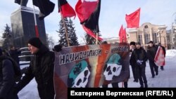 Участники шествия антифашистов держат баннер «Национализм убивает». Иркутск, 18 января 2015 года.