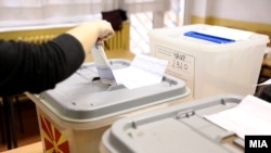 Një person duke votuar në zgjedhjet lokale në Maqedoni të Veriut.