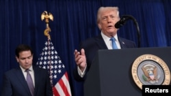 Американският президент Доналд Тръмп и държавният секретар на САЩ Марко Рубио на пресконференция във Флорида в събота, часове след като Вашингтон съобщи, че венецуелският президент Николас Мадуро е бил заловен при „мащабна операция“ срещу Венецуела. 3 януари 2026 г.