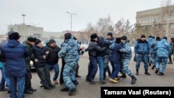 Сотрудники спецподразделения полиции задерживают активистов, пытающихся в знак протеста после гибели активиста Дулата Агадила в СИЗО перекрыть дорогу. 25 февраля 2020 года.