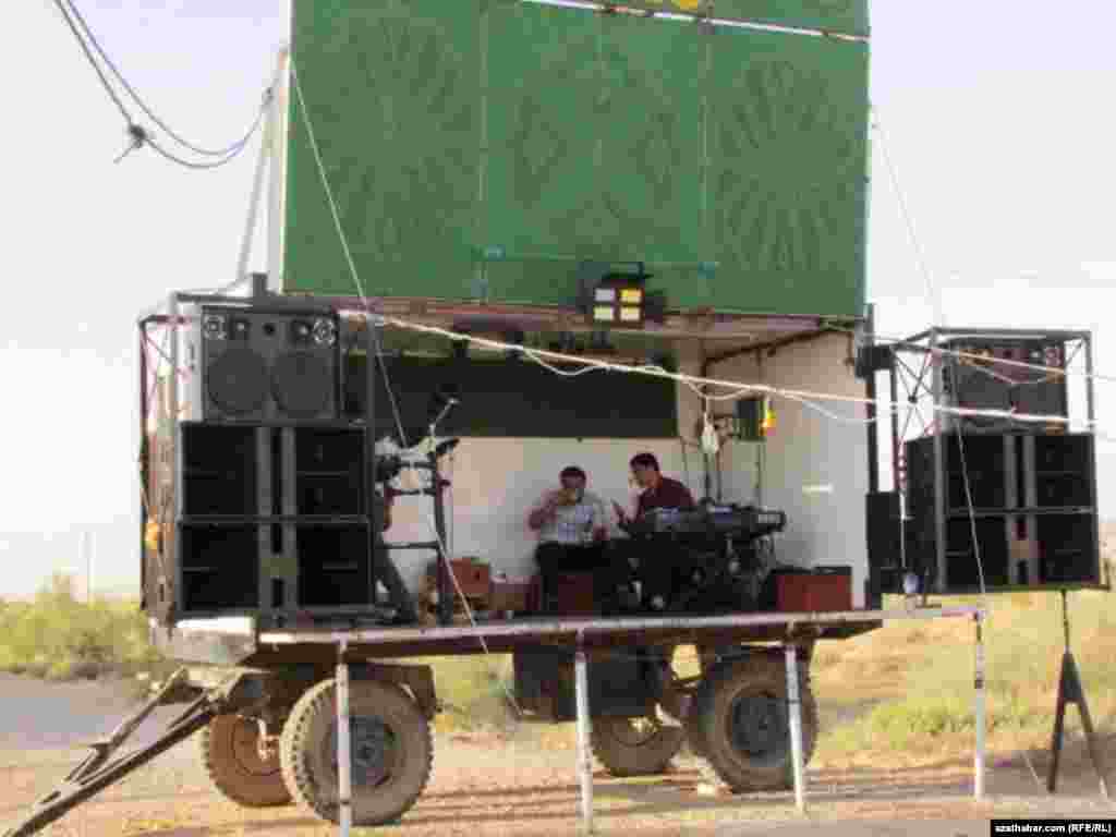 Gijeki toý başlamazdan ozal, bagşylar çaý içýärler.