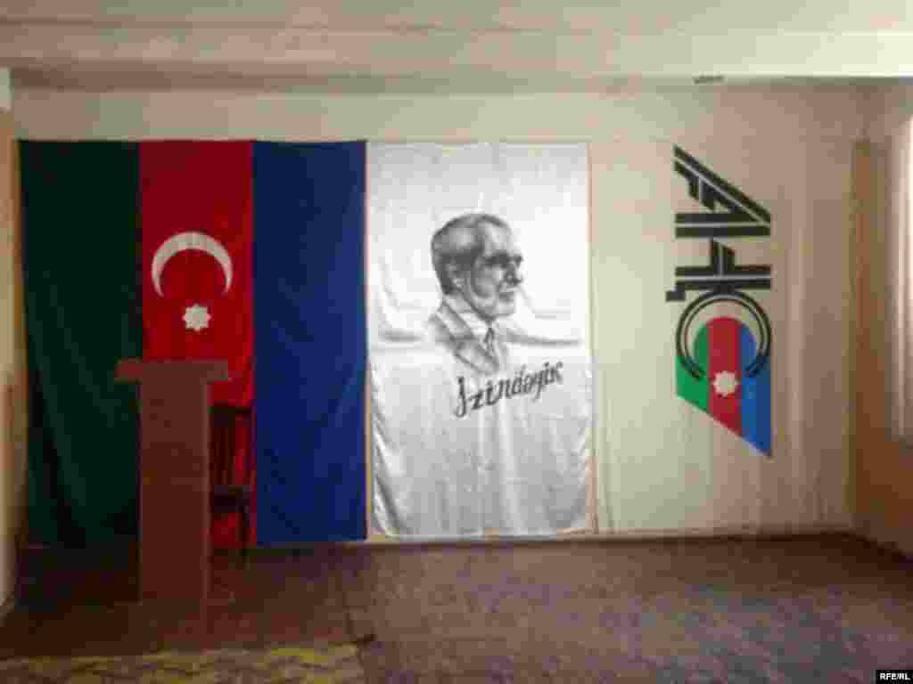 Azərbaycanda ən hündürdə yerləşən seçki qərargahı prezidentliyə namizəd Qüdrət Həsənquliyevə məxsusdur. Amma bir məsələ var ki, seçki qərargahı nəhs mərtəbədə yerləşir - 14 mərtəbəli binanın 13-cü mərtəbəsində. Elmi-Tədqiqat Hidrotexnika və Meliorasiya İnstitutunun yerləşdiyi çoxmərtəbəli binanın fasadında burada seçki qərargahı və ya partiyanın yerləşməsi barədə hər hansı işarə yoxdur...