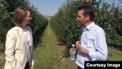 Diplomata Kara McDonald discutînd cu un agricultor moldovean