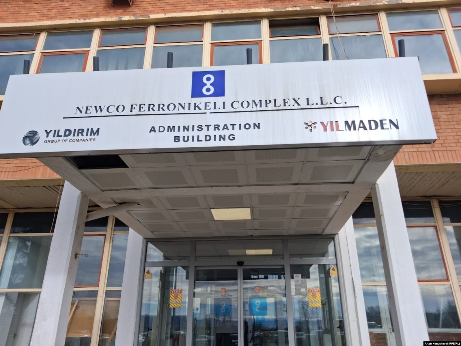 Hyrja në kompleksin e Ferronikelit.