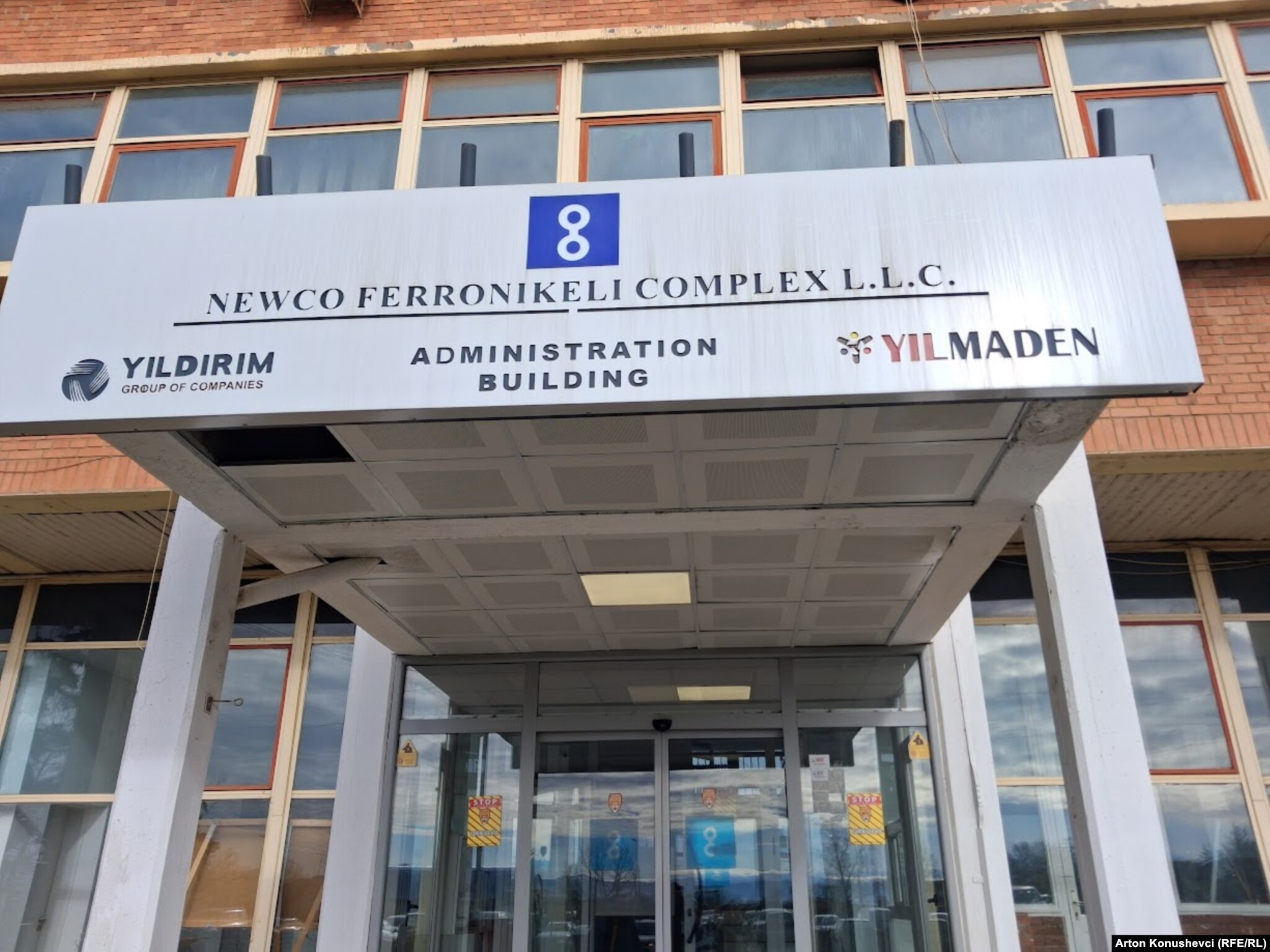 Hyrja në kompleksin e Ferronikelit.
