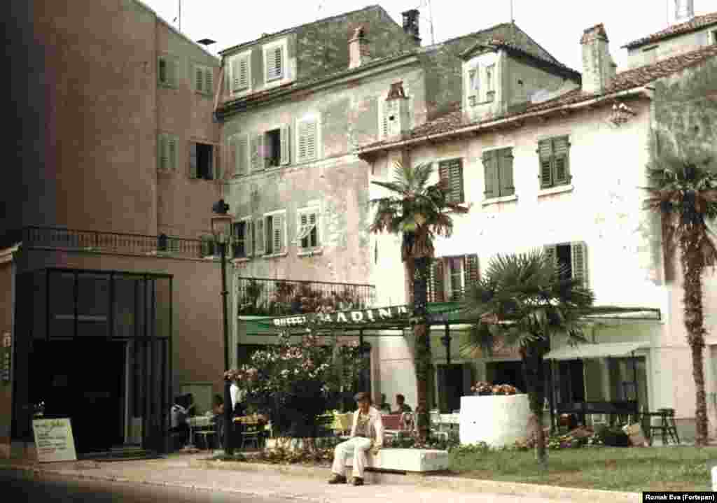 Egy étterem a horvát Rovinjban, 1969-ban. A városban a volt Jugoszlávia sok másik városához hasonlóan mai napig tér viseli Tito nevét. Rovinjban érezni Olaszország közelségét, nem ritkák az olasz feliratok sem, sőt a város büszkén hordja a Città di Rovigno nevet is.