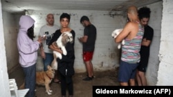 Ніч на 12 травня: мешканці Тель-Авіву перечікують у підвалі ракетну атаку палестинців