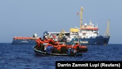 Архивска фотографија: Спасување на мигранти на море