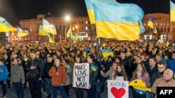 Ukraine -- Pro-Ukrainian activists sing the state anthem during q rally in the center of the eastern city of Kharkiv, March 6, 2014