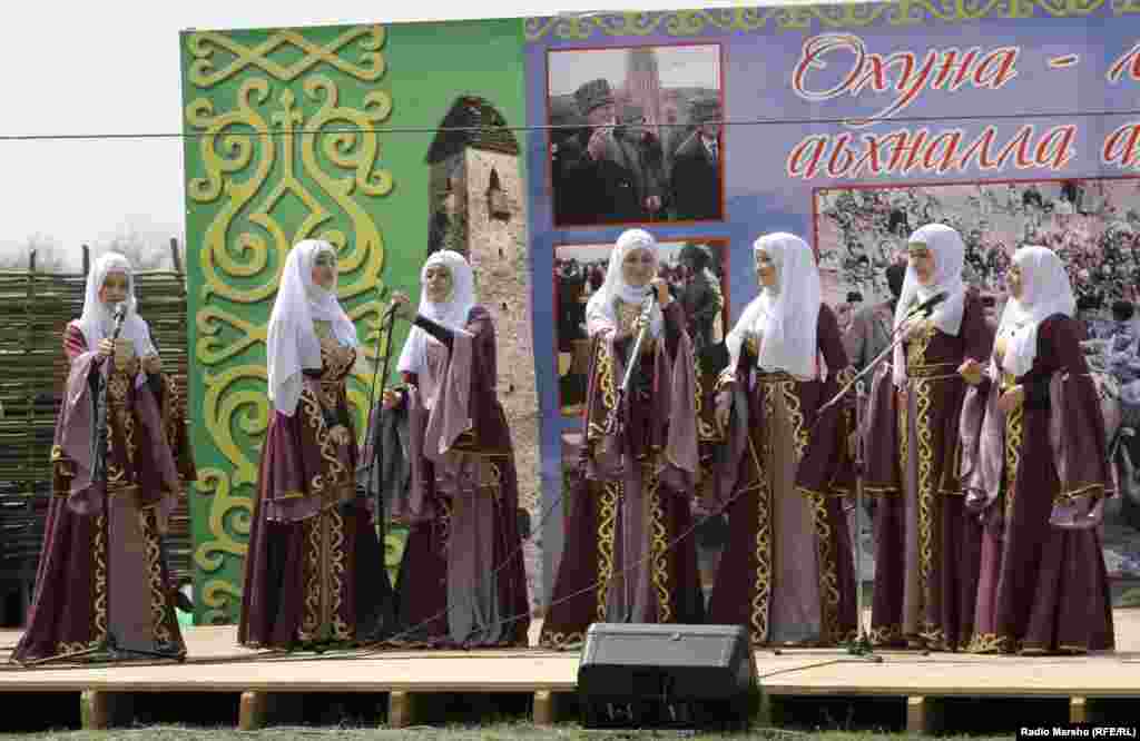 "Хьалхара нох тасар" цIе йолу даздар фолклоран дезаде а хилла, дIахIоьттира Нохчийчохь. Шелан кIошт, БелгIатан эвлайист.&nbsp;Даздар хуьлийла дац, эшарш а ца лоькхуш.