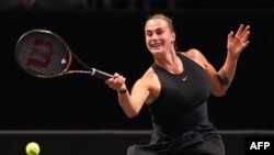 Арына Сабаленка на выставачным тэнісным матчы ў Дубаі, 28 сьнежня 2025