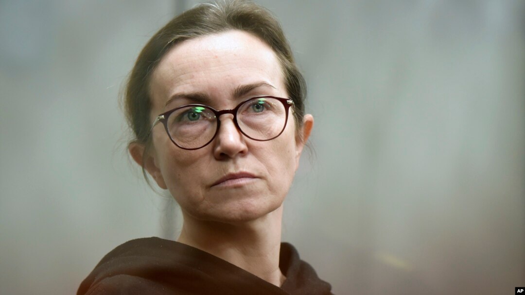 RFE/RL journalist Alsu Kurmasheva stands in a glass cage in a courtroom in Kazan, Russia, on February 1.
