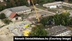 Az Átlátszó felvételén 2019-ben még álltak a műemlék épületek, bár már elkezdődtek a bontások