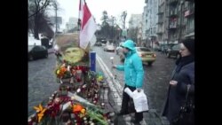 Жывыя кветкі ля партрэта Міхаіла Жызьнеўскага