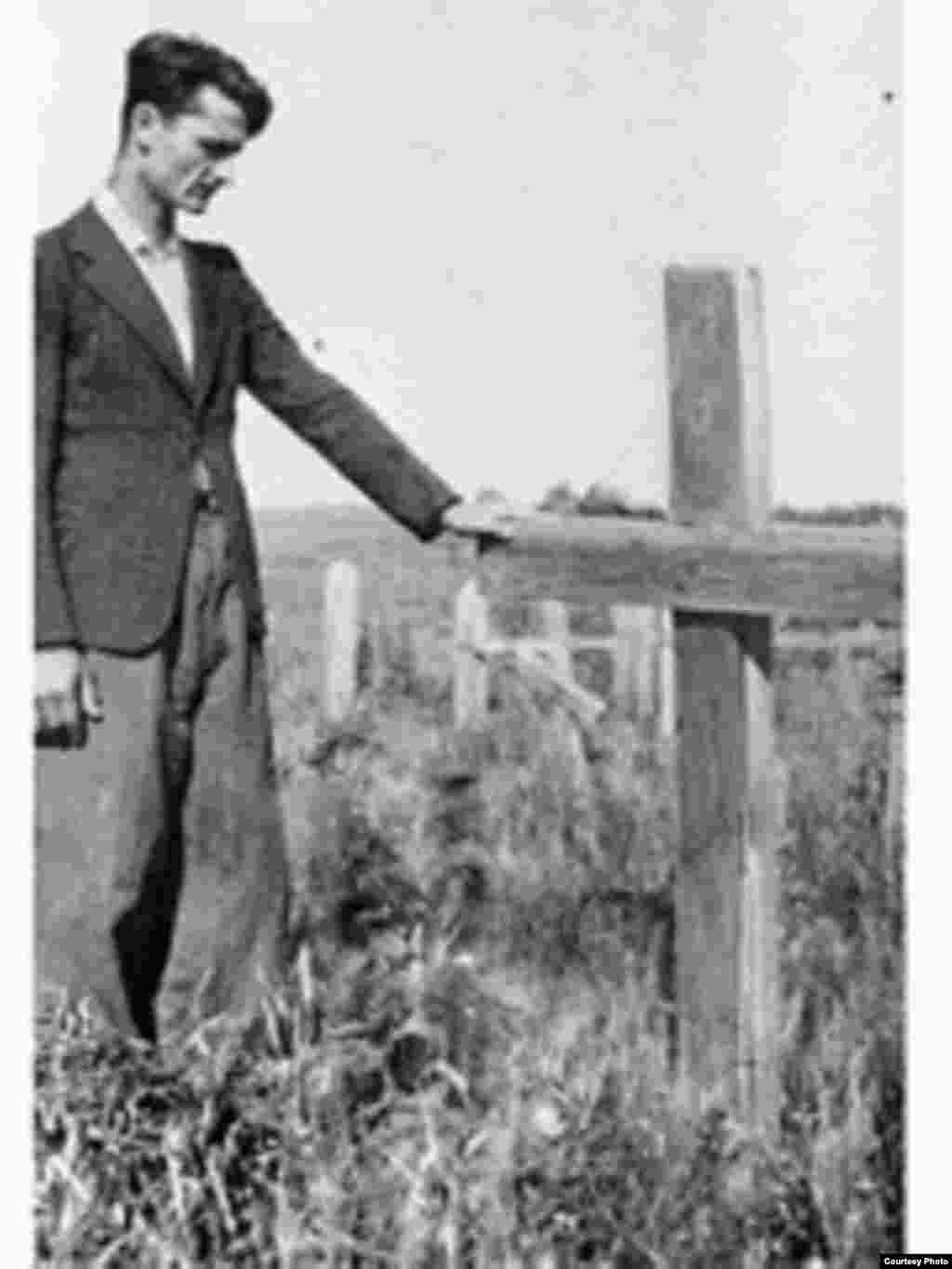 Alexandru Pripa la mormîntul mamei sale în Siberia