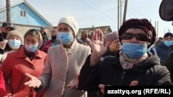 Жители села Покатиловка, выступающие против переименования населенного пункта в Атамекен. Западно-Казахстанская область, 9 апреля 2021 года.

