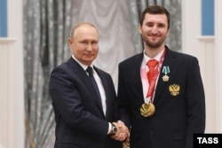 Президент Владимир Путин и спортсмен Александр Скалиух