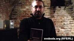 Макс Шчур з кнігай «Kulturtréger» 