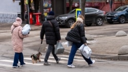 Cumpărători, întorcându-se de la un oficiu poștal din Chișinău, pe 31 decembrie 2025.