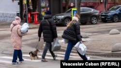 Cumpărători, întorcându-se de la un oficiu poștal din Chișinău, pe 31 decembrie 2025.