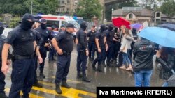 Policija na blokadi kod Beogradskog sajma, Srbija, 17. jul 2025. 
