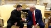 Доналд Трамп (рост) ва Владимир Зеленский (чап). Кохи Сафед, 18-уми августи 2025