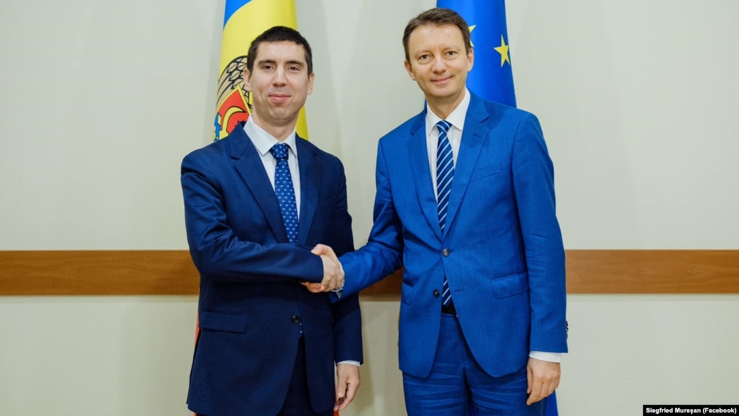 Siegfried Mureșan, șeful Delegației Parlamentului UE pentru relațiile cu Chișinăul (dreapta), și ministrul de externe al Republicii Moldova, Mihai Popșoi.