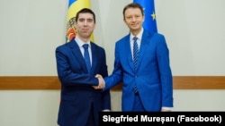 Siegfried Mureșan, șeful Delegației Parlamentului UE pentru relațiile cu Chișinăul (dreapta), și ministrul de externe al Republicii Moldova, Mihai Popșoi.