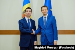 Ministrul de Externe moldovean Mihai Popșoi (stânga) și președintele Comisiei parlamentare de asociere UE-Moldova, Siegfried Mureșan, într-o imagine de arhivă.