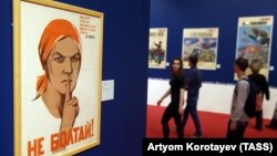 Плакат советской эпохи с надписью: «Не болтай!».