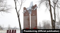 Дача СУ кыштагындагы учак кырсыгынан курман болгондорго арналган эстелик.