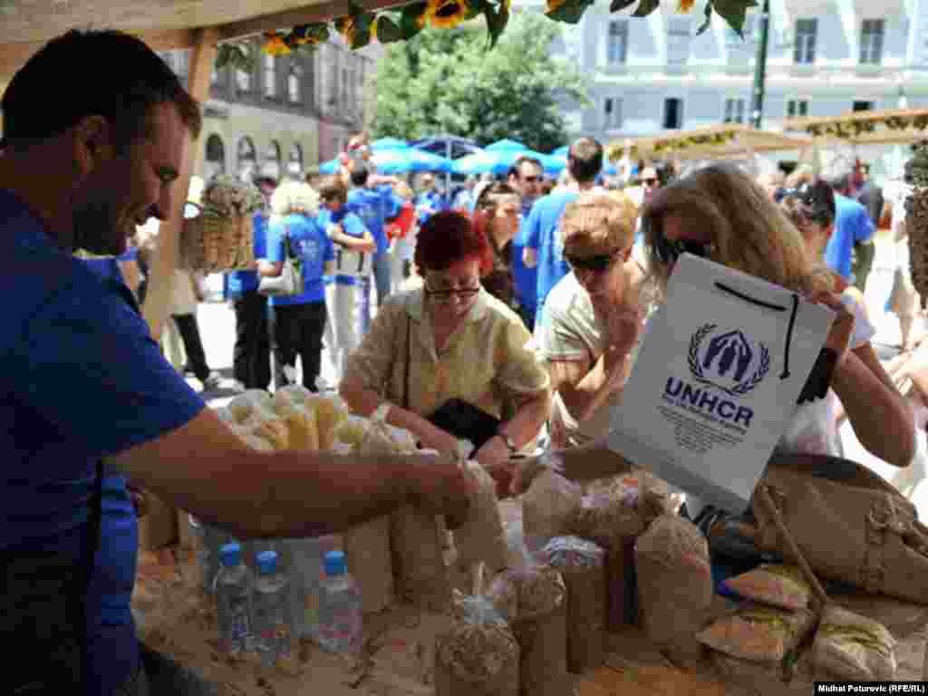 Svjetski dan izbjeglica, koji je ustanovljen decembra 2000. godine odlukom Generalne skupštine Ujedinjenih nacija, obilježava se 20.juna. U Sarajevu je tim povodom UNHCR, organizirao humanitarni bazar ispred sarajevske Katedrale, 20.06.2011. Foto: RSE / Midhat Poturović 