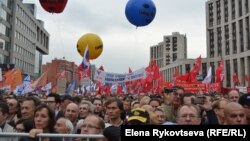 Başda Puşkin meýdançasyna üýşen protestçiler Moskwanyň köçelerinden ýöräp, demonstrasiýanyň esasy geçirilýän ýeri bolan Saharow prospektine bardylar. Moskwa, 15-nji sentýabr, 2012.