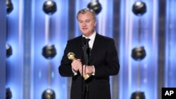 کریستوفر نولان برای فیلم «اوپنهایمر» جایزه بهترین کارگردانی گلدن گلوب را دریافت کرد