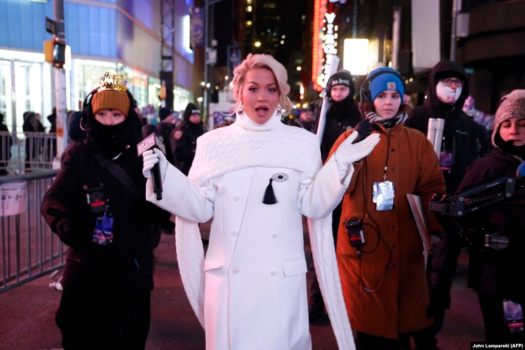 Këngëtarja dhe aktorja me prejardhje shqiptare, Rita Ora, merr pjesë në festimet zyrtare në Times Square të Nju Jorkut më 31 dhjetor 2025.