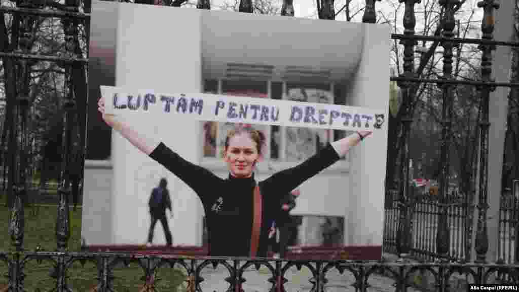 Expoziție de fotografii luate timpul evenimentelor din aprilie 2009 organizată &icirc;n grădina publică din Chișinău de organizația de tineret a PL, 7 aprilie 2013.