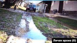  Дворът на Банко Банков в село Орешак, сниман в един от най-наводнените моменти. 