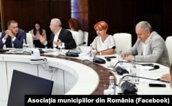 Olguța Vasilescu (în centru) spune că Guvernul trebuie să revizuiască unele prevederi din noua Ordonanță.