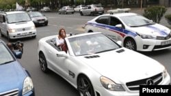 Armenia - Zaruhi Postanjian, an opposition mayoral candidate, campaigns in Yerevan, 3May2017.