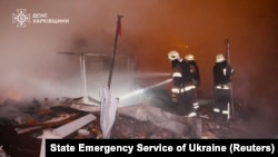 Внаслідок удару пошкоджено 10 приватних будинків, кафе, пошту, магазин і щонайменше сім автомобілів (на архівному фото: рятувальники ДСНС гасять пожежу після однієї з попередніх атак РФ на Харківщині)