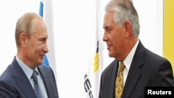 Rex Tillerson në një prej takimeve me liderin rus, Putin