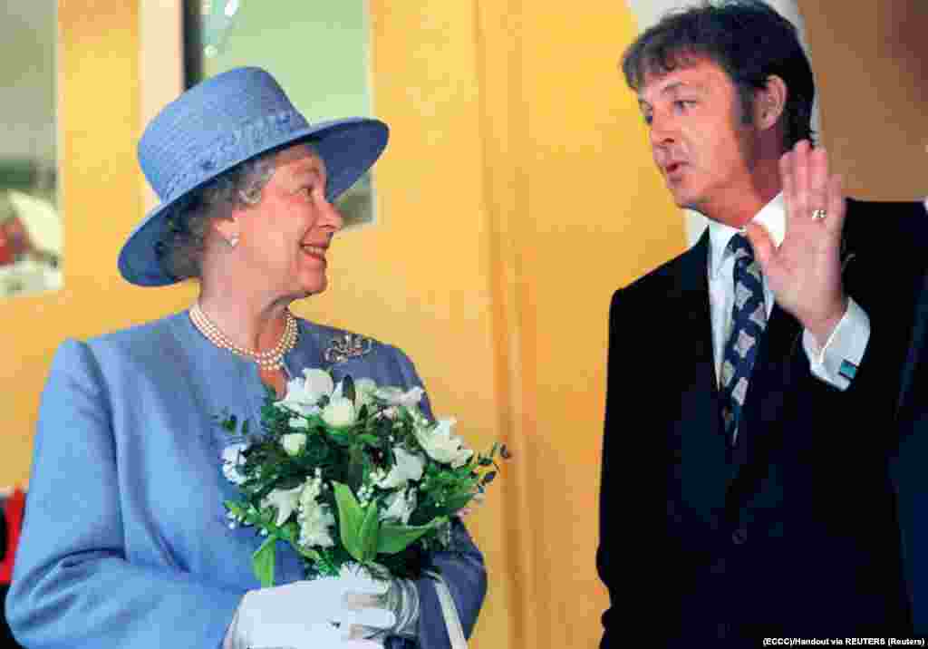 II. Erzsébet Paul McCartney-val 1996-ban
