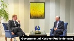 Evropski izaslanik za dijalog Peter Sorensen i glavni pregovarač Kosova Besnik Bisljimi u Prištini 22. oktobra 2025.